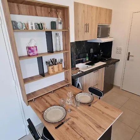 Apartment Avec Parking Prive - Proche Ecoles & Hopital - *